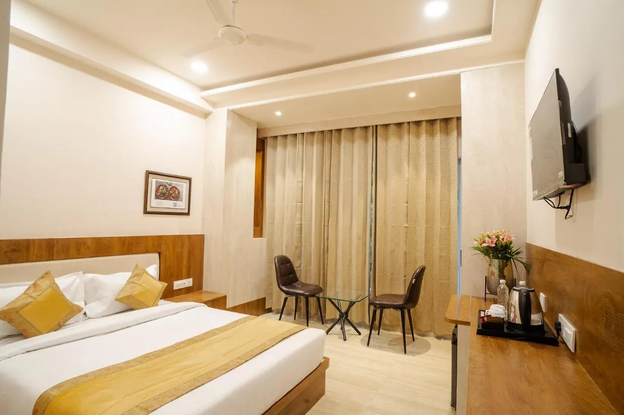 فندق The Triana فاراناسي 3*,